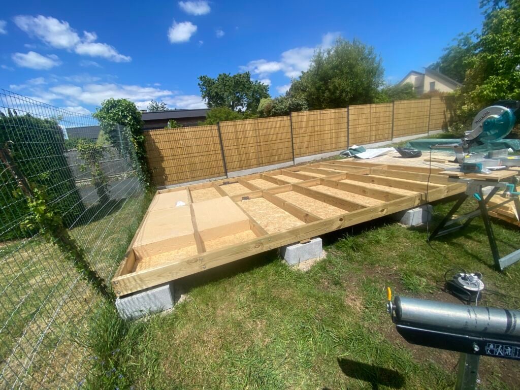 Plancher du studio posé sur plots, au fond du jardin