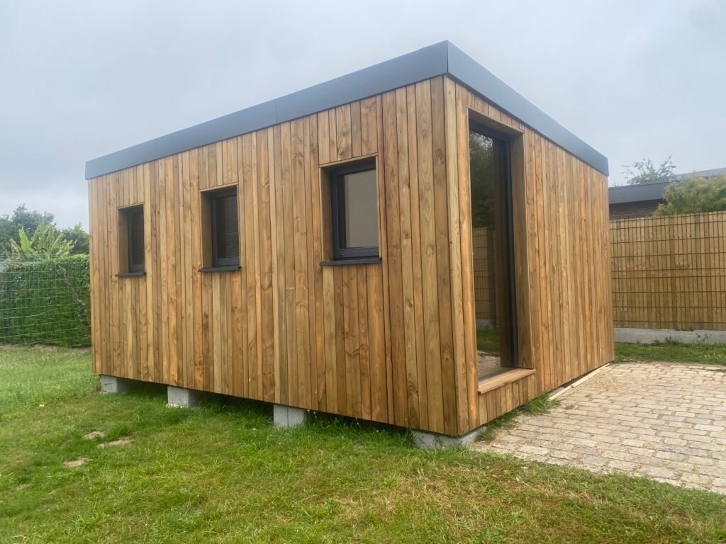 Studio de jardin de 17,5 m² terminé, bardage en douglas marron et fenêtres noires