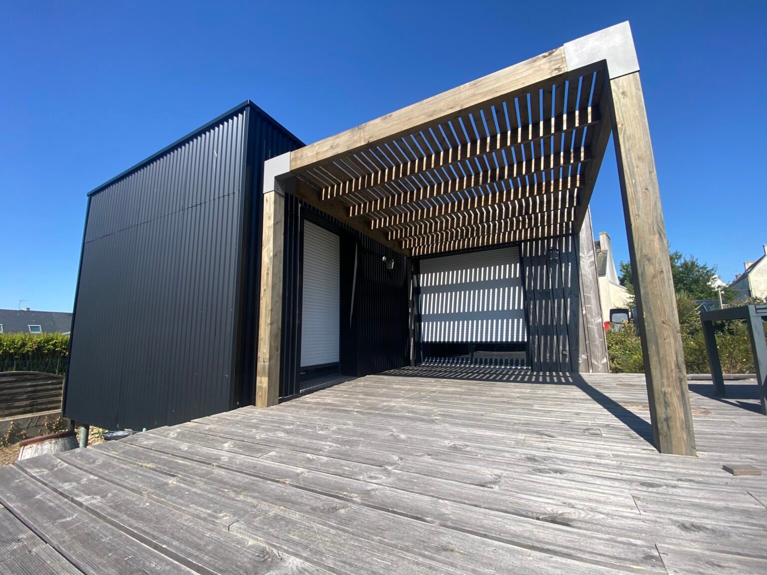 Pergola en bois à claire-voie au-dessus d’une terrasse