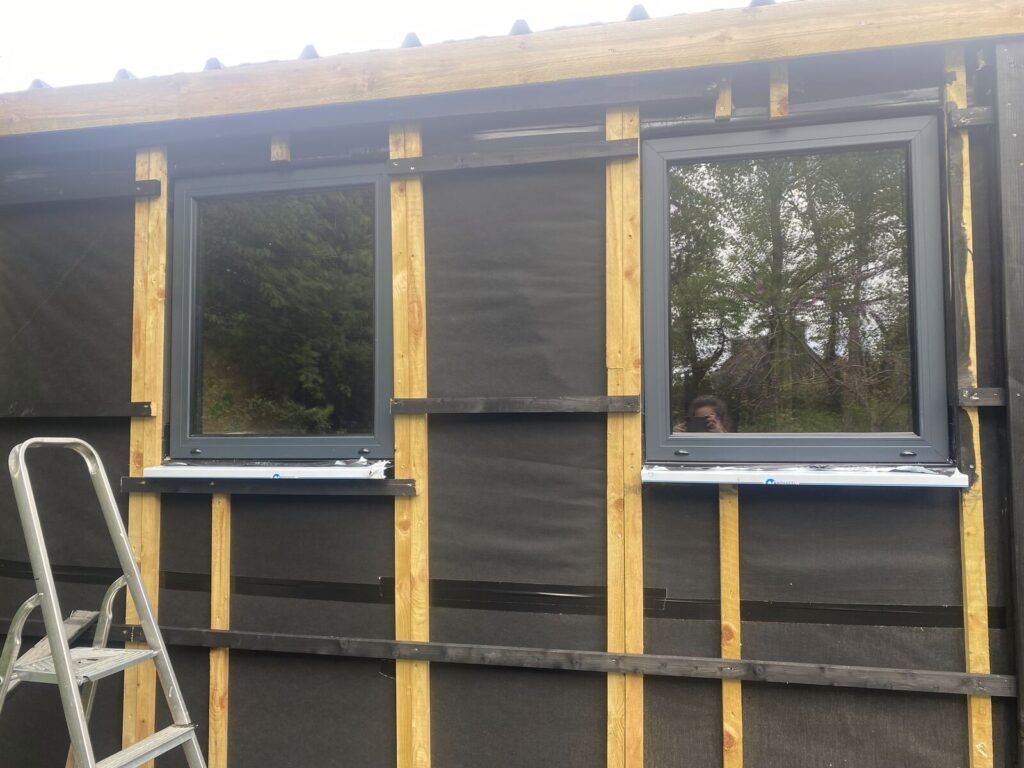 Fenêtres en aluminium posées dans le bardage