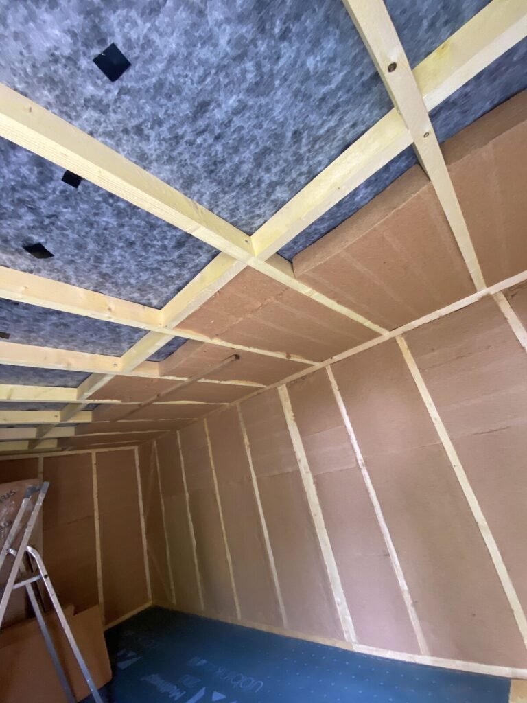 Isolation et panneaux à l'intérieur du studio avant parement