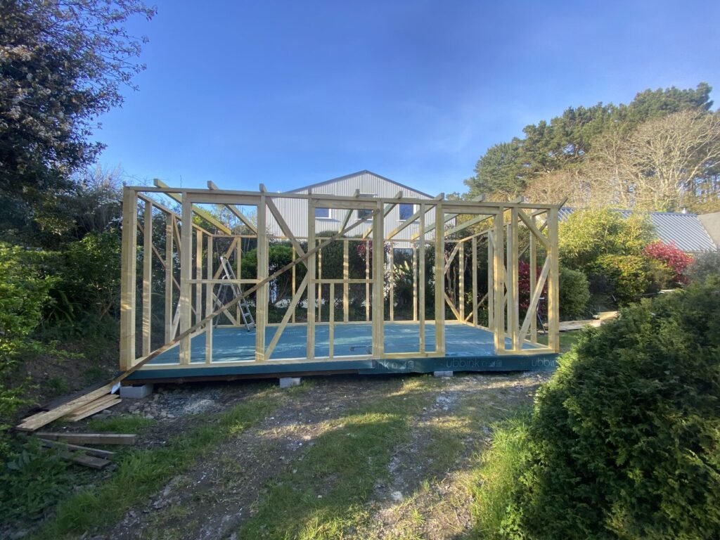 Ossature bois du studio, montée sur le plancher