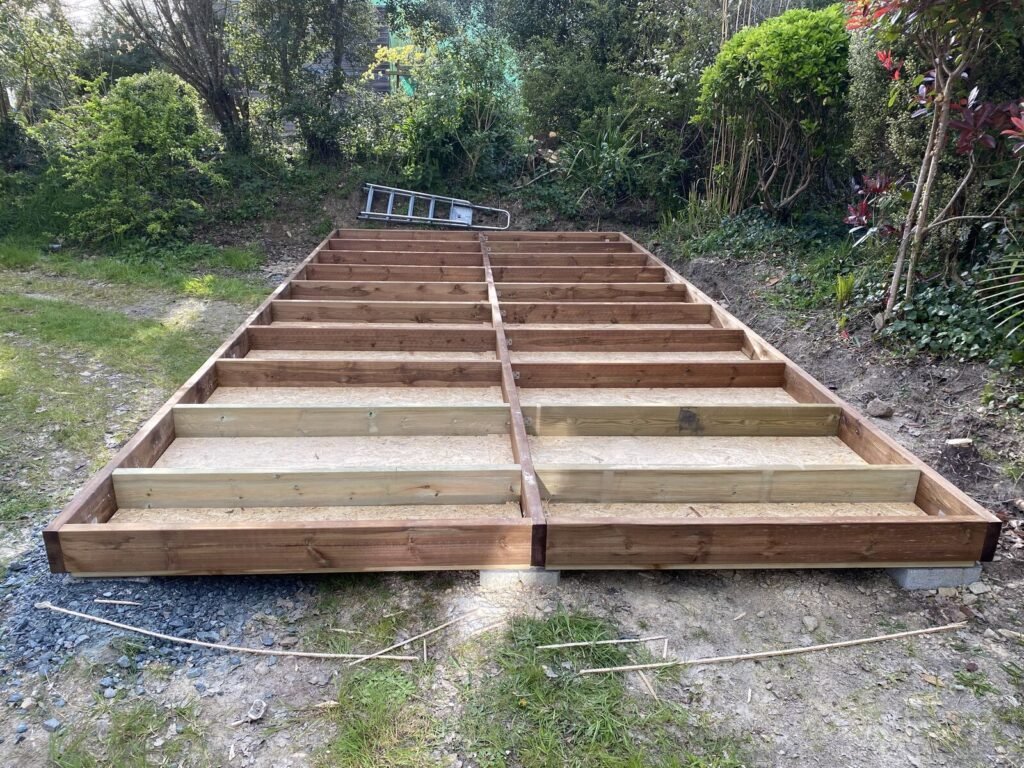Plancher sur plots en cours de pose